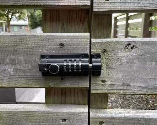 屋外入り口フェンス二箇所にダイヤル式施錠