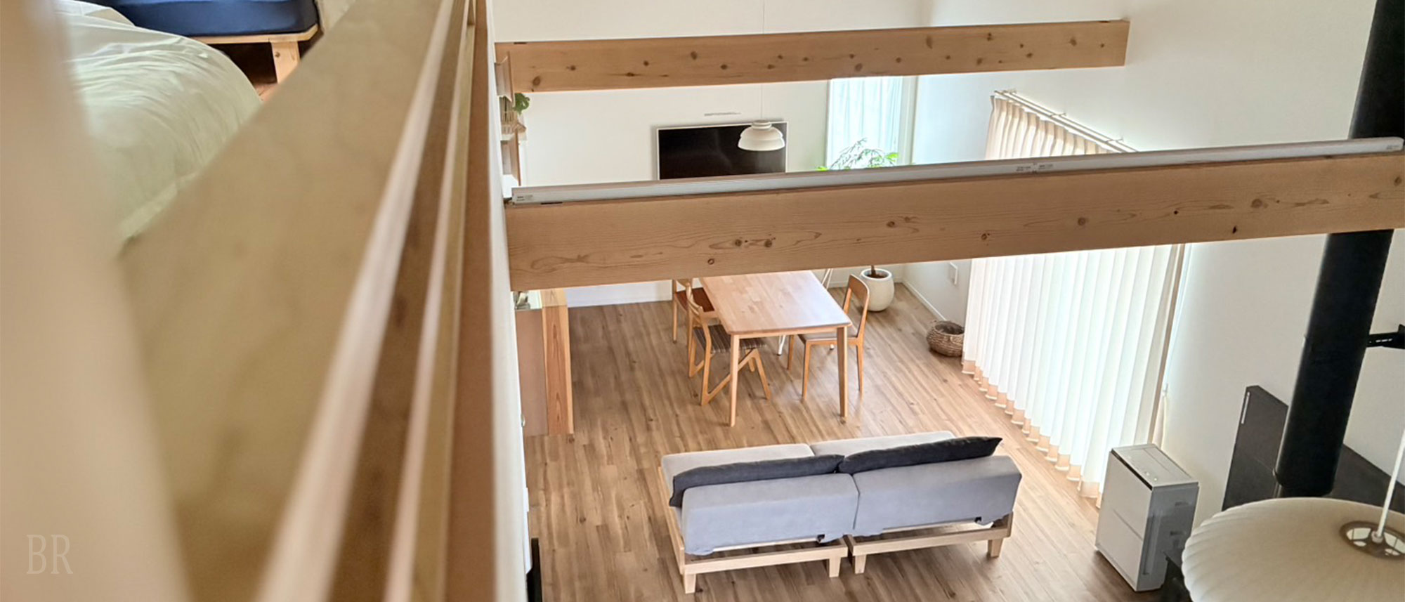 吹き抜けの空間に北欧を意識したリビングとダイニング