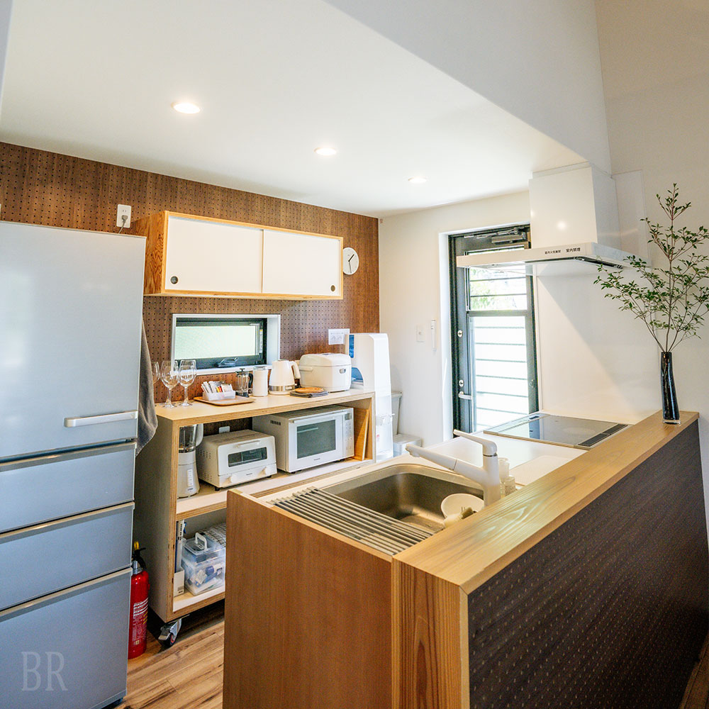 キッチンにはオーブン他調理しやすい器具や食器を揃えています