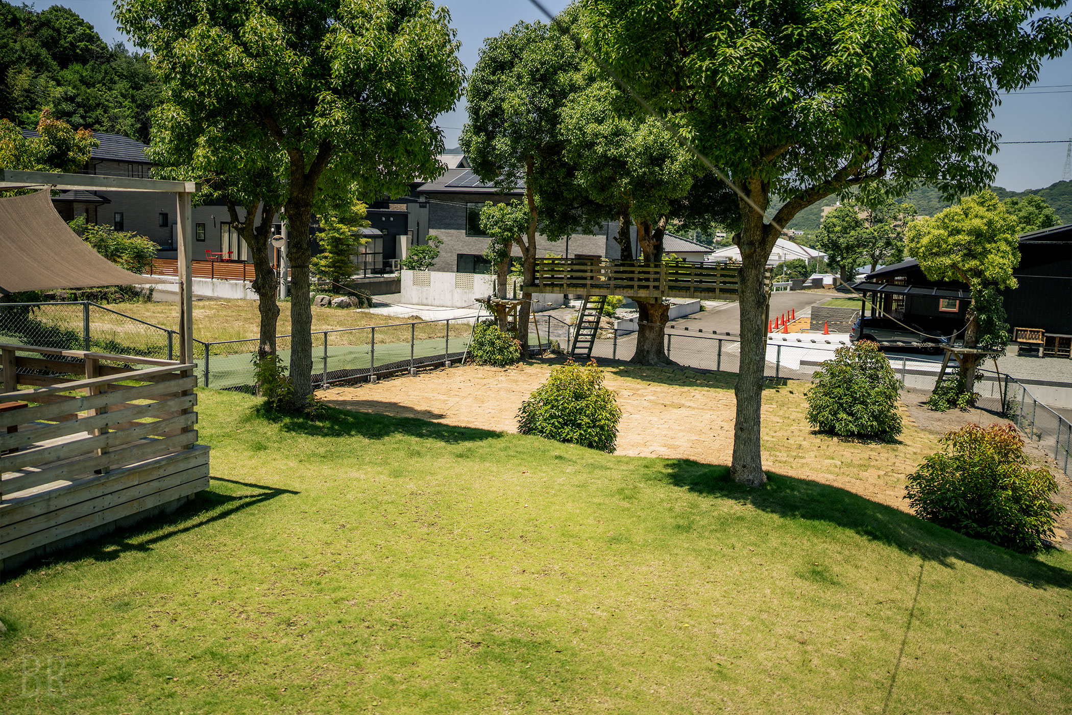 思う存分走らせる天然芝の広いプライベートドッグラン 全体