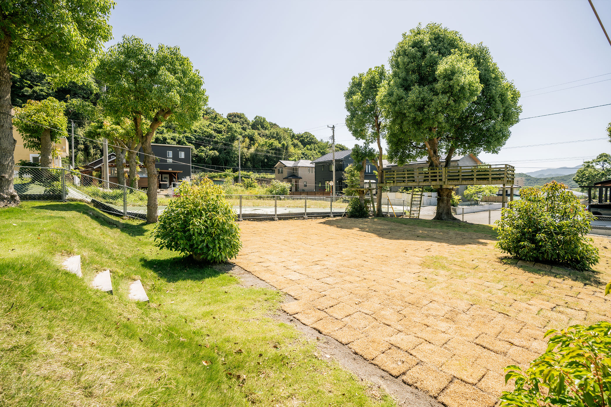 思う存分走らせる天然芝の広いプライベートドッグラン 全体