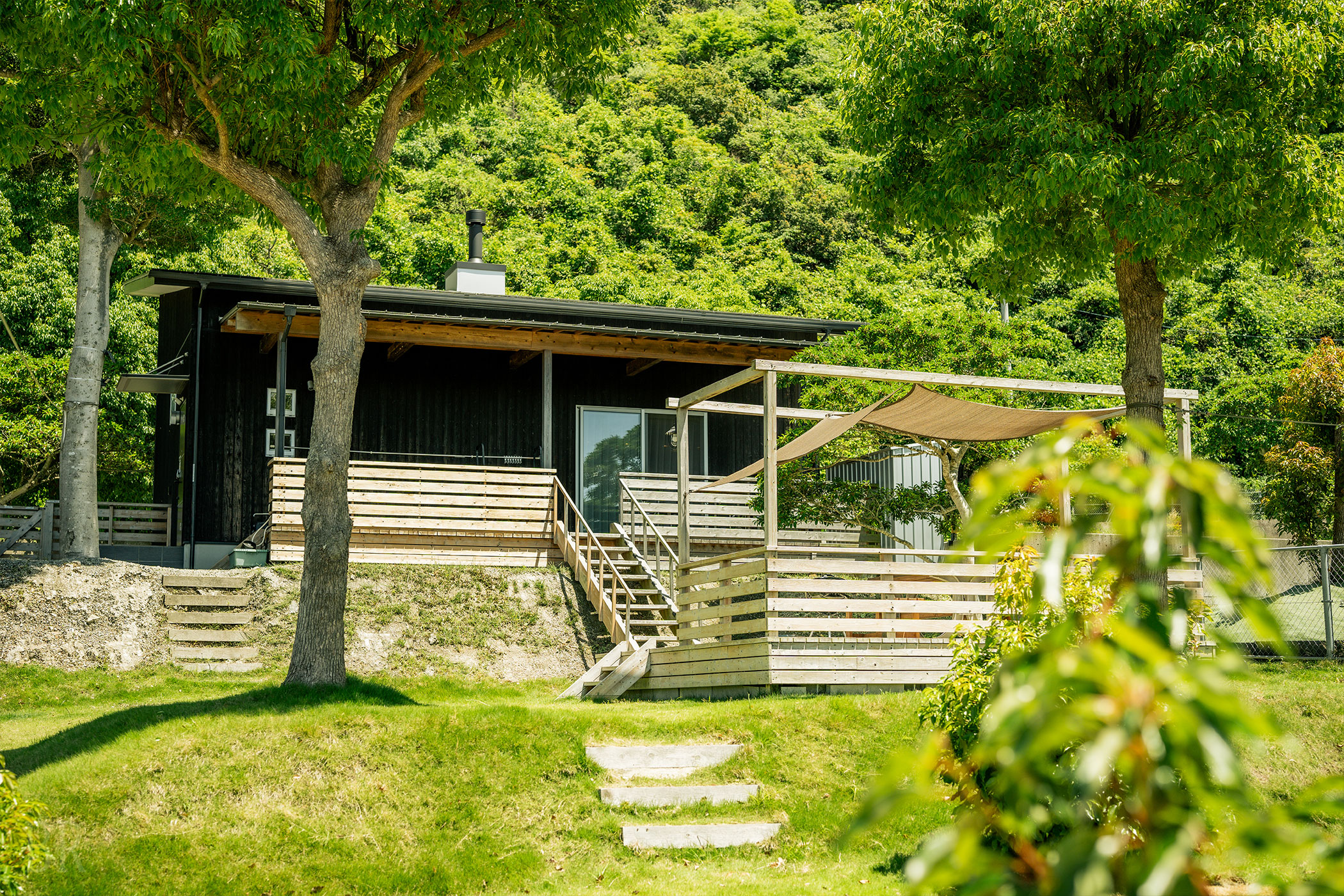 思う存分走らせる天然芝の広いプライベートドッグラン 施設外観